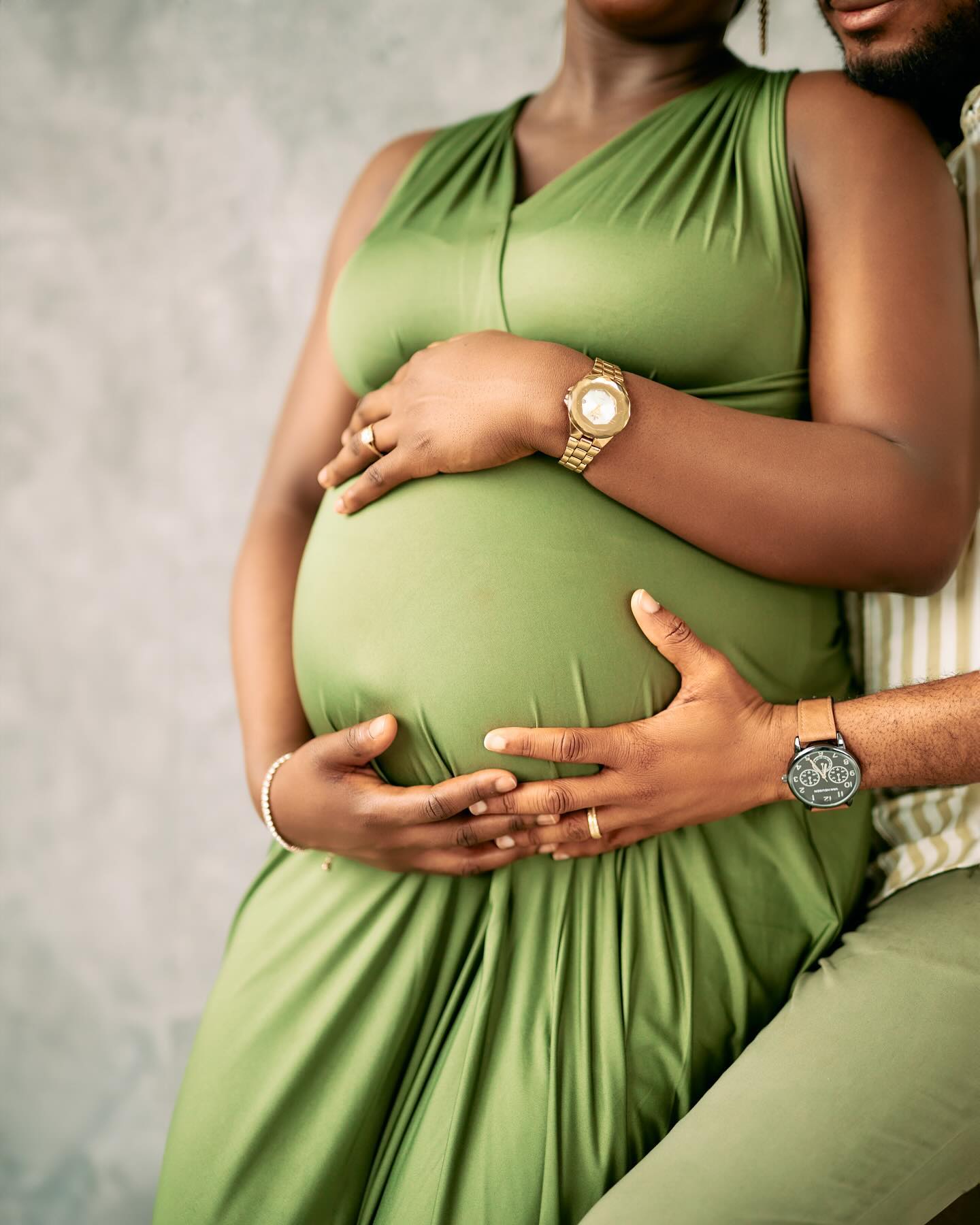 Momnfancy Grass Green Adjusted Strap Flowy Photoshoot Maternity Maxi Dress